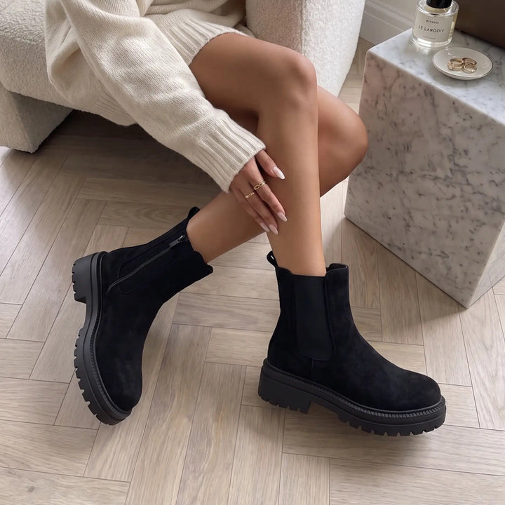 Inès | Bottines Chelsea noires en daim