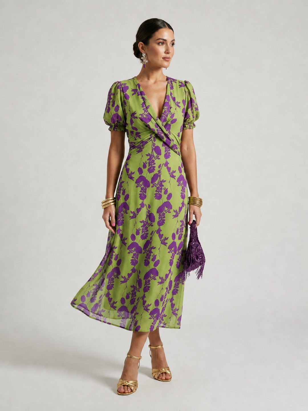Tessa — Robe midi cache-cœur à manches ballon, coloris Vert olive à fleurs violettes