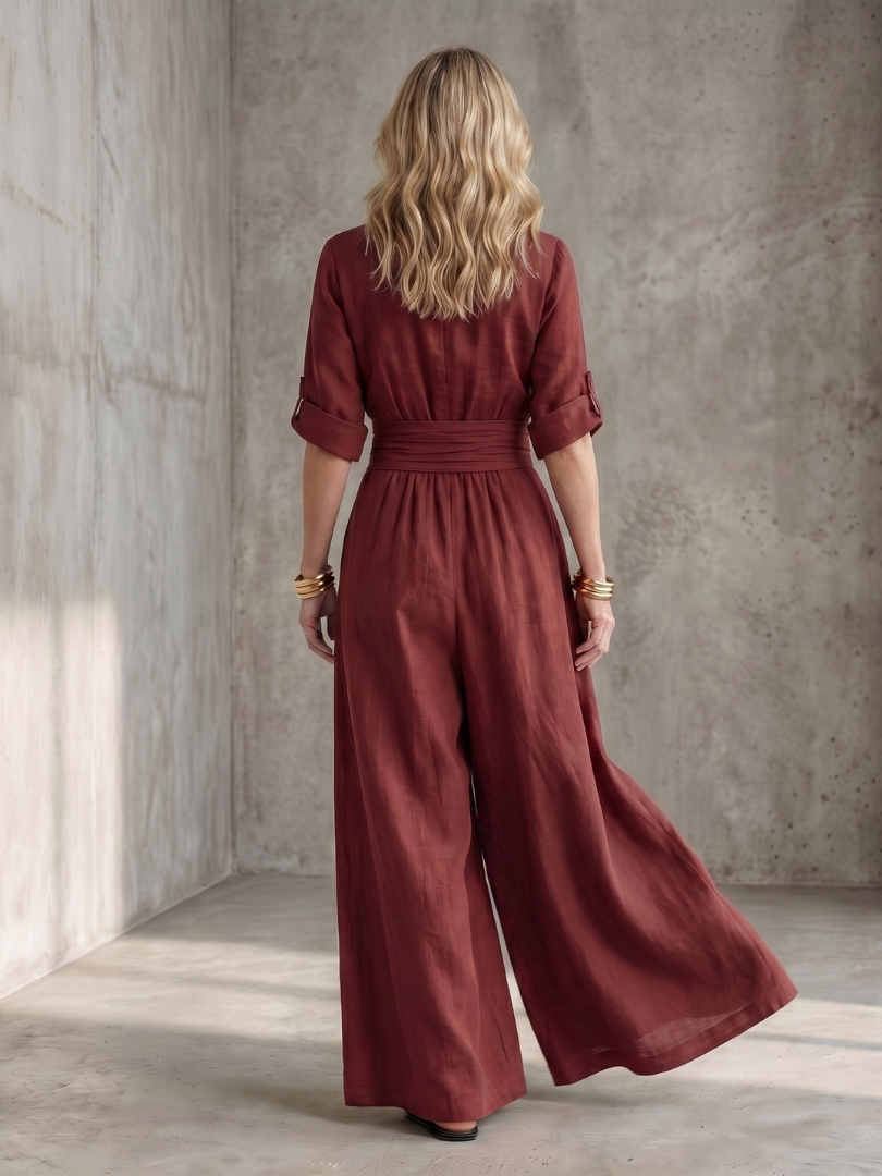 Femme portant une combinaison à haut croisé et jambes larges, coloris rouge