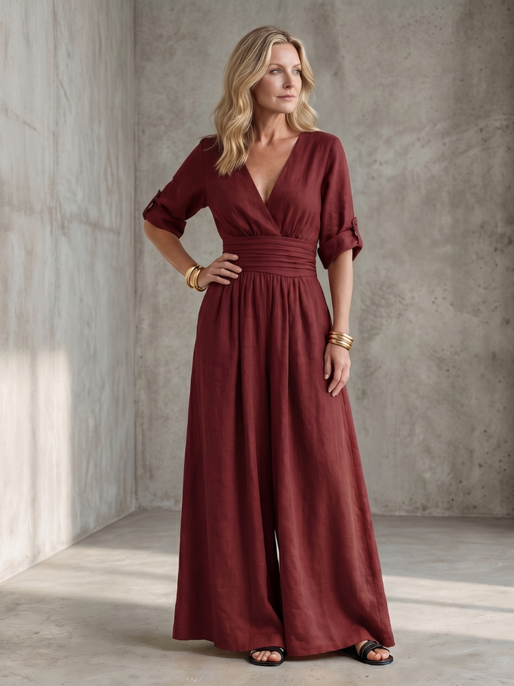 Femme portant une combinaison à haut croisé et jambes larges, coloris rouge