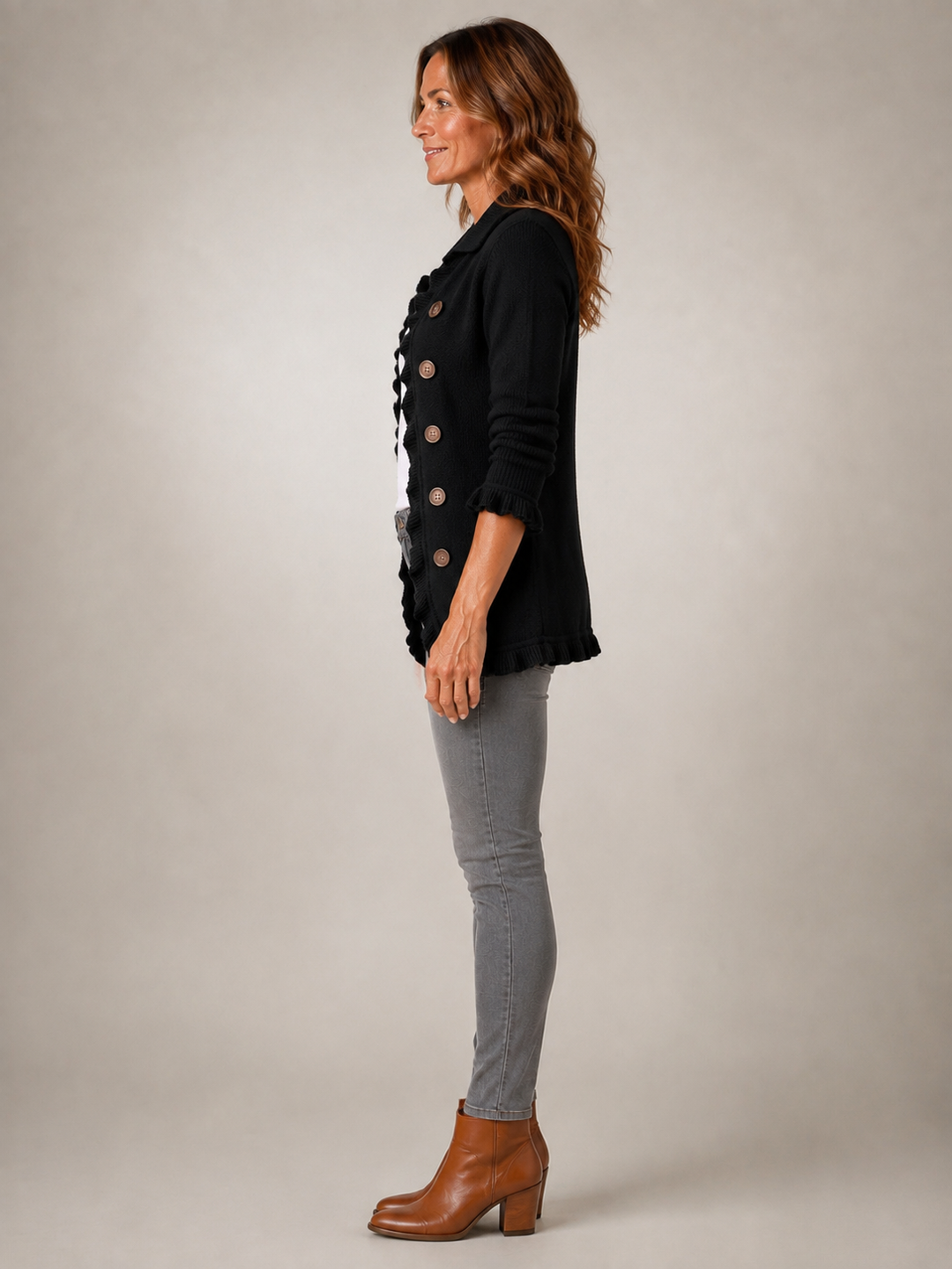 Camille | Veste noire en maille côtelée à volants