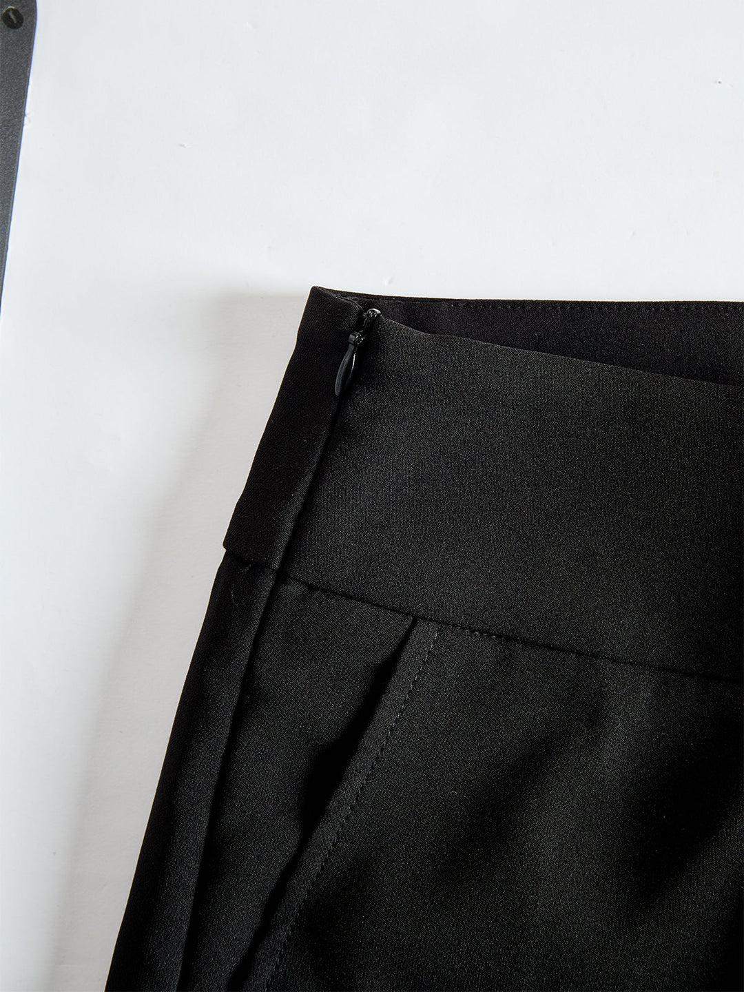 Gros plan sur un détail de la tenue, coloris noir