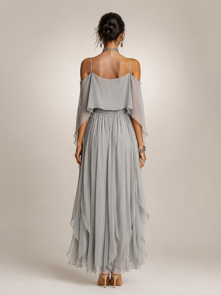 Femme portant un ensemble en mousseline avec haut épaules dénudées et pantalon large, coloris gris