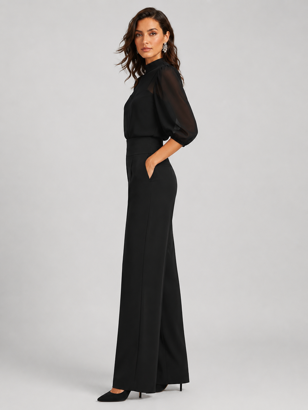 Femme portant un ensemble trois pièces avec blouse transparente et pantalon large, coloris noir
