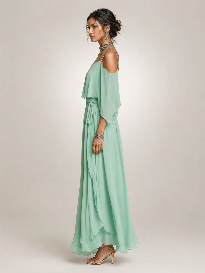 Femme portant un ensemble en mousseline avec haut épaules dénudées et pantalon large, coloris vert