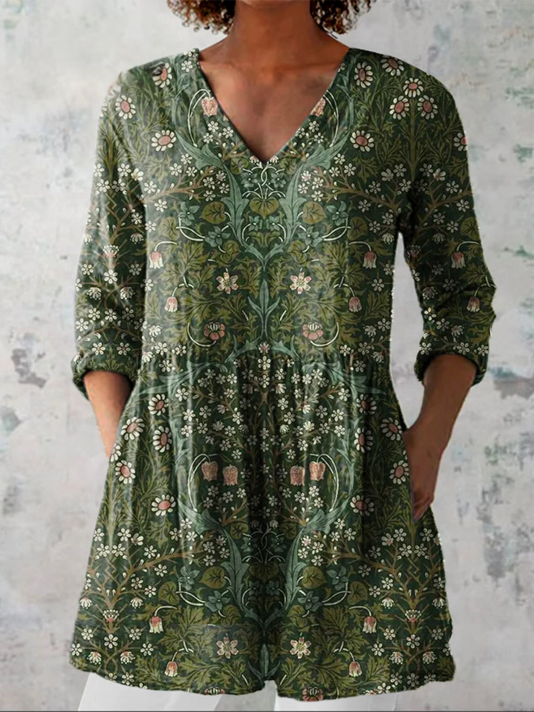 Julie | Chemisier long col V à motif floral vert olive