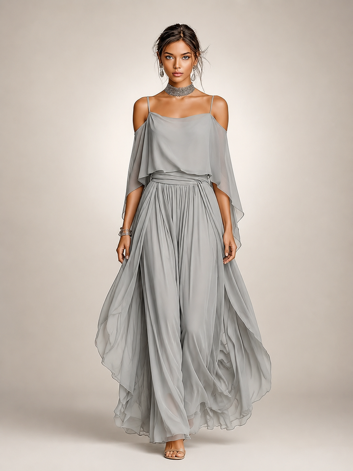 Femme portant un ensemble en mousseline avec haut épaules dénudées et pantalon large, coloris gris