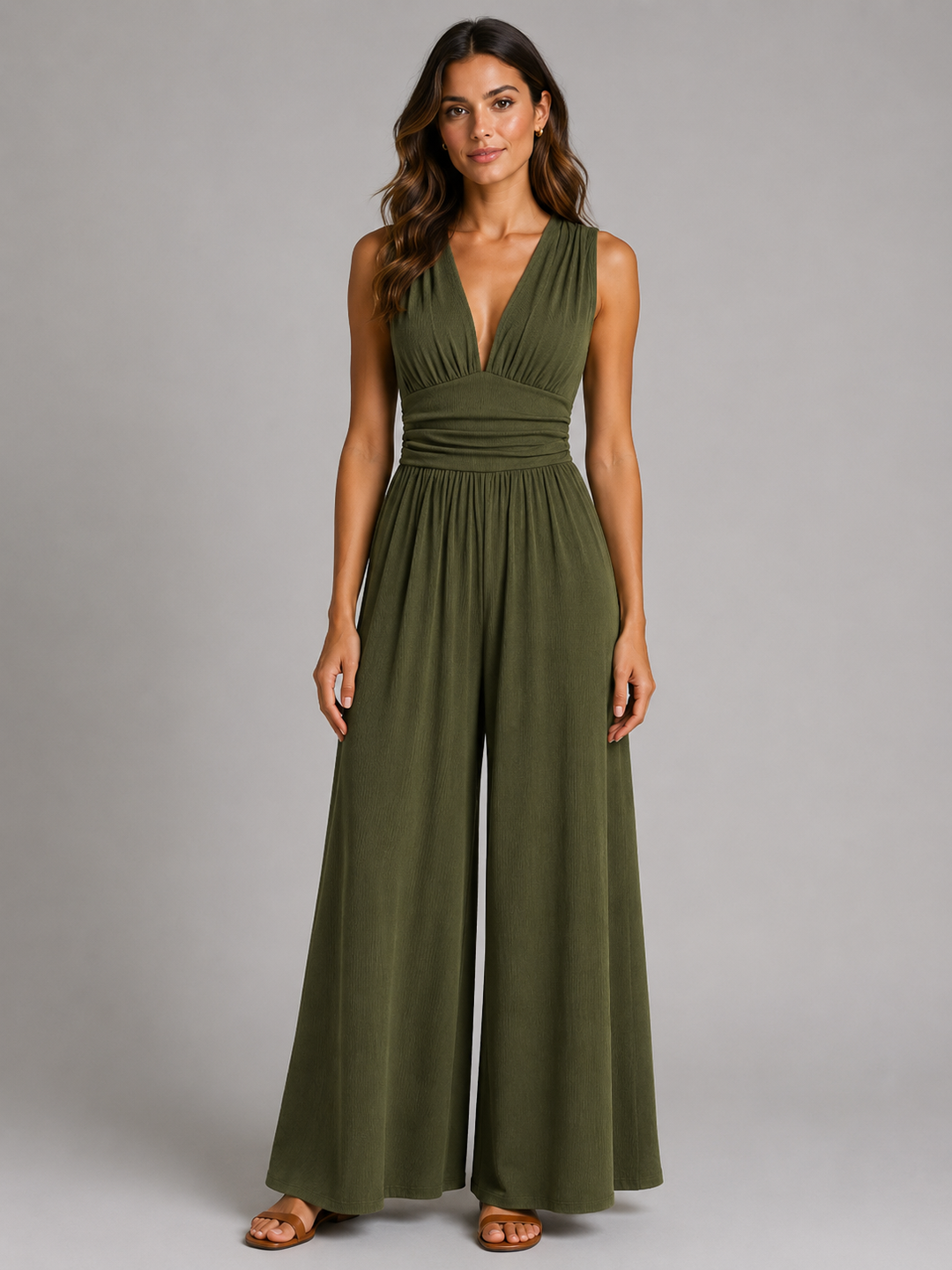 Femme portant une combinaison sans manches à col V et jambes larges, coloris vert kaki