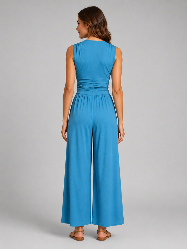 Femme portant une combinaison sans manches à col V et jambes larges, coloris bleu