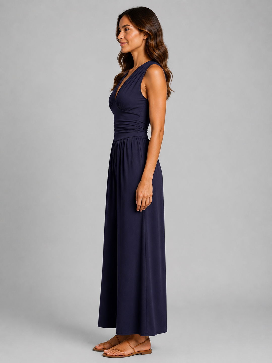 Femme portant une combinaison sans manches à col V et jambes larges, coloris bleu marine