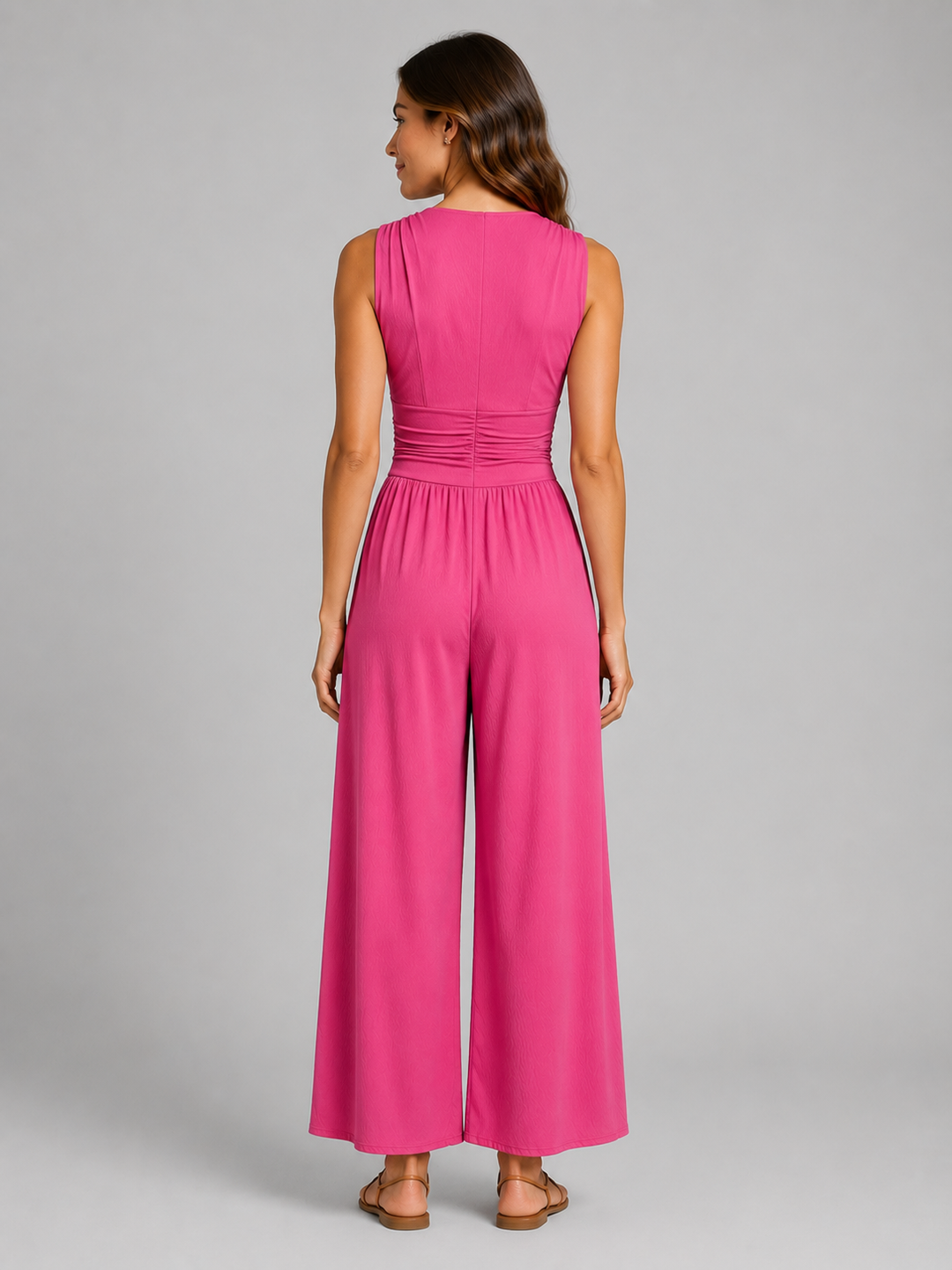 Femme portant une combinaison sans manches à col V et jambes larges, coloris baie