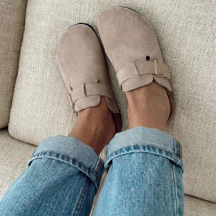 Geneviève | Mules en daim beiges à bout fermé
