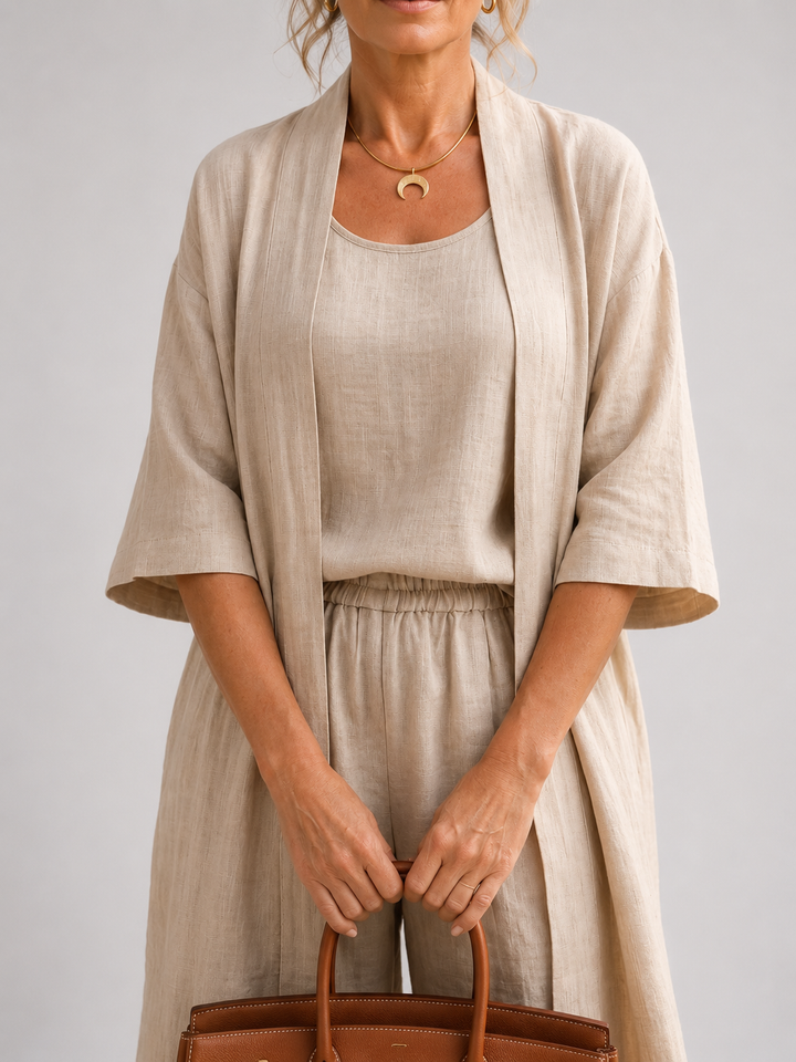 Femme portant un ensemble trois pièces avec haut, pantalon large et pièce ouverte assortie, coloris beige