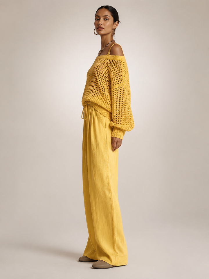 Femme portant un ensemble deux pièces avec haut en maille épaules dénudées et pantalon large, coloris jaune
