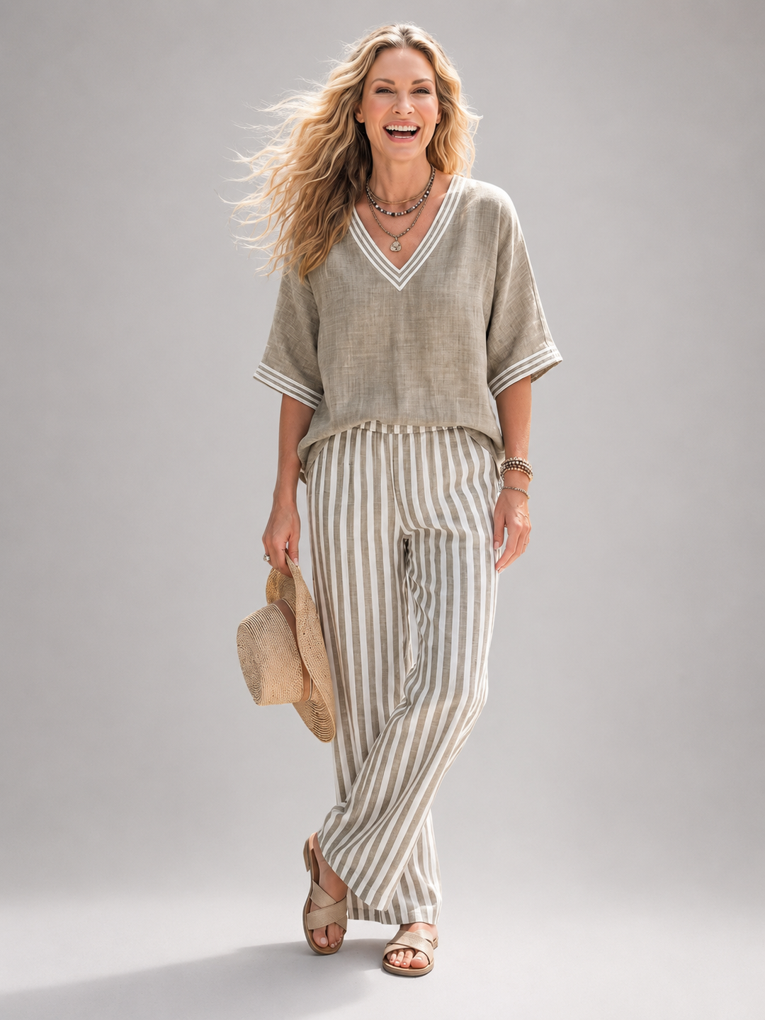 Femme portant un ensemble deux pièces avec tunique col V et pantalon large à rayures, coloris vert sauge
