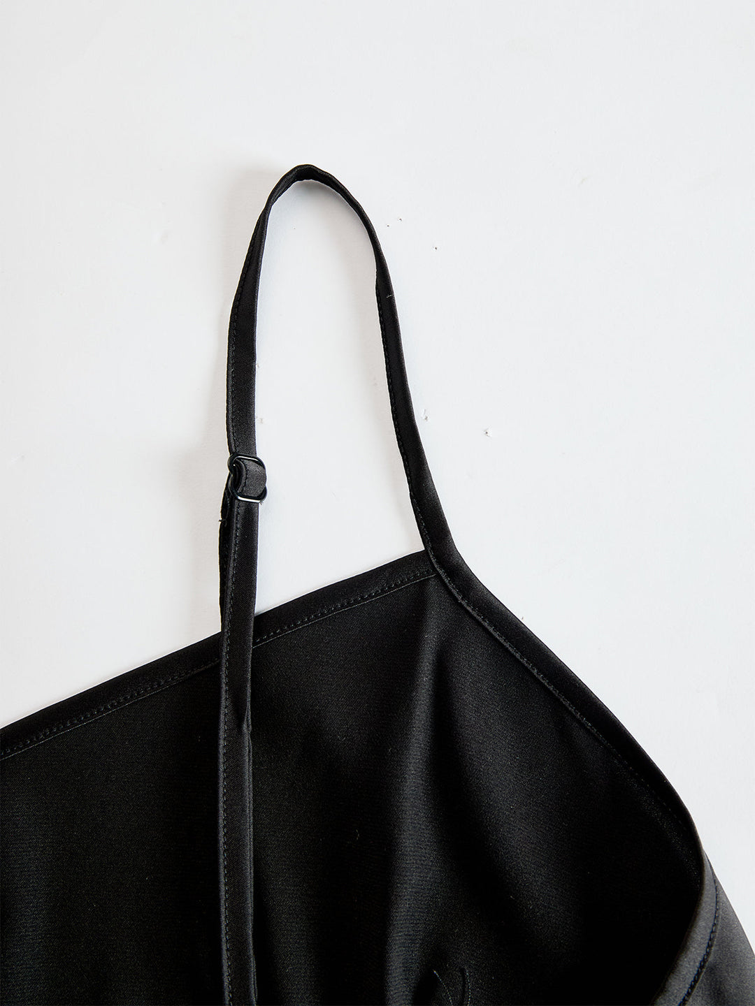 Gros plan sur un détail de la tenue, coloris noir