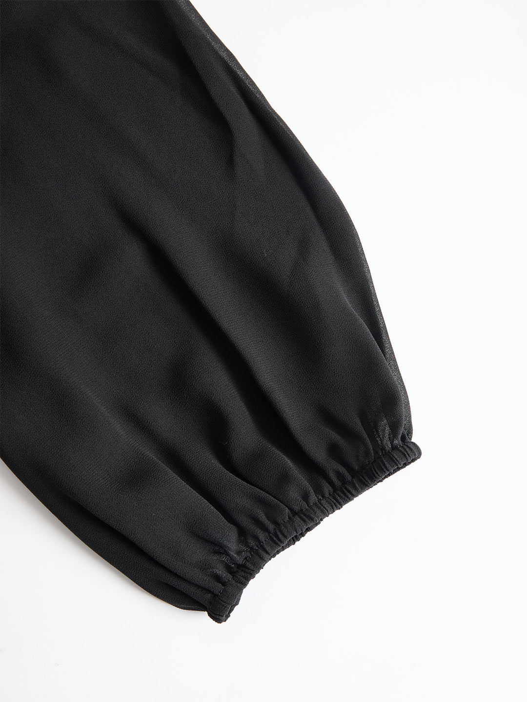 Gros plan sur un détail de la tenue, coloris noir