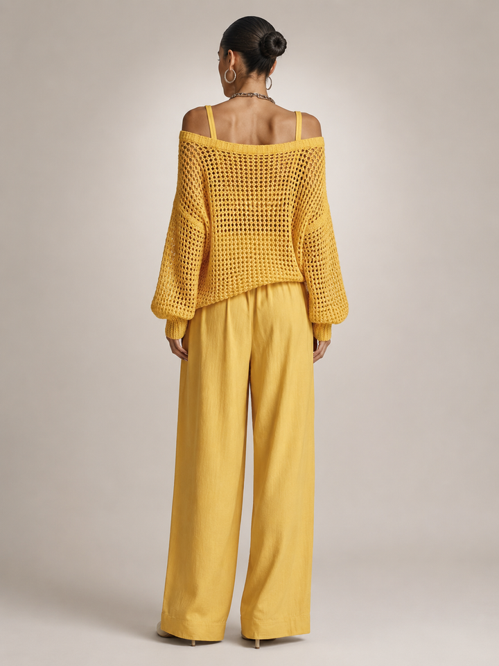 Femme portant un ensemble deux pièces avec haut en maille épaules dénudées et pantalon large, coloris jaune