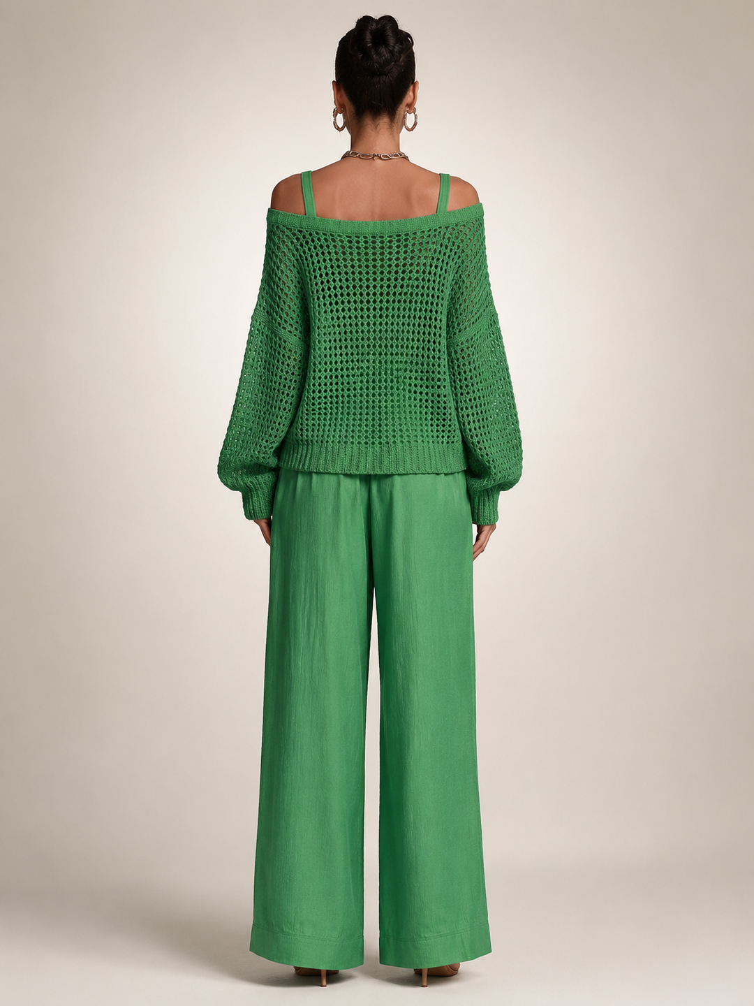 Femme portant un ensemble deux pièces avec haut en maille épaules dénudées et pantalon large, coloris vert