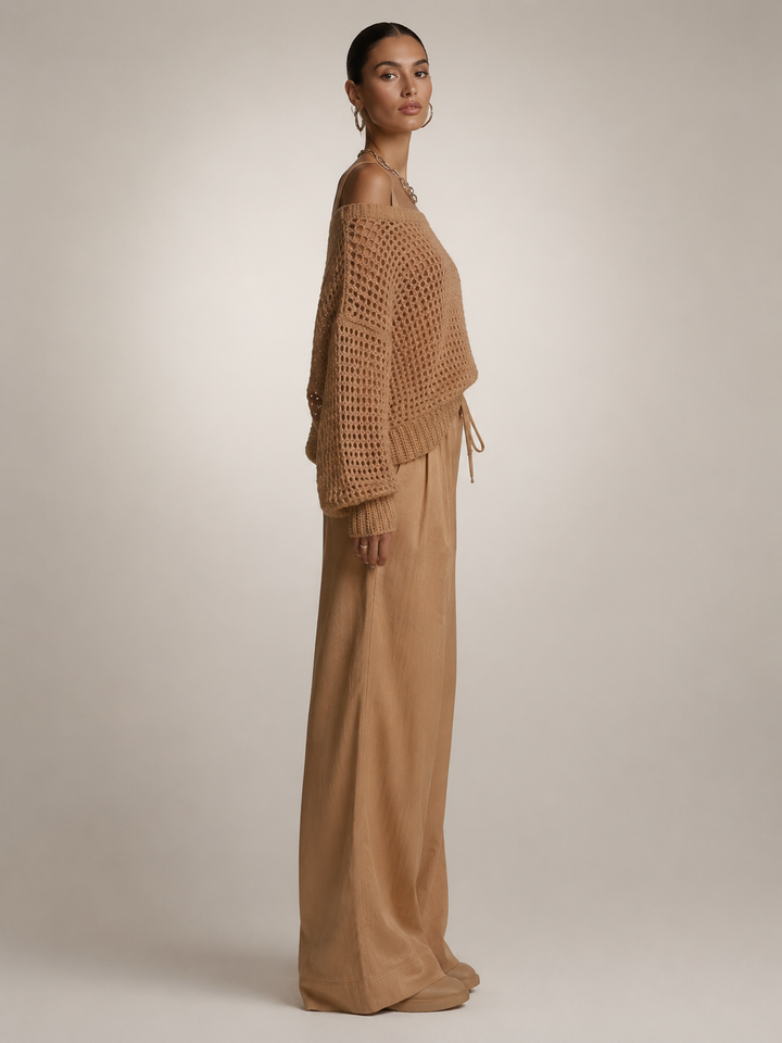 Femme portant un ensemble deux pièces avec haut en maille épaules dénudées et pantalon large, coloris kaki