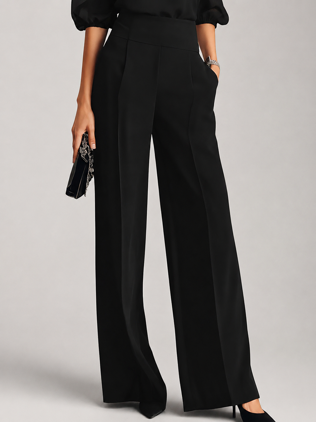 Femme portant un ensemble trois pièces avec blouse transparente et pantalon large, coloris noir