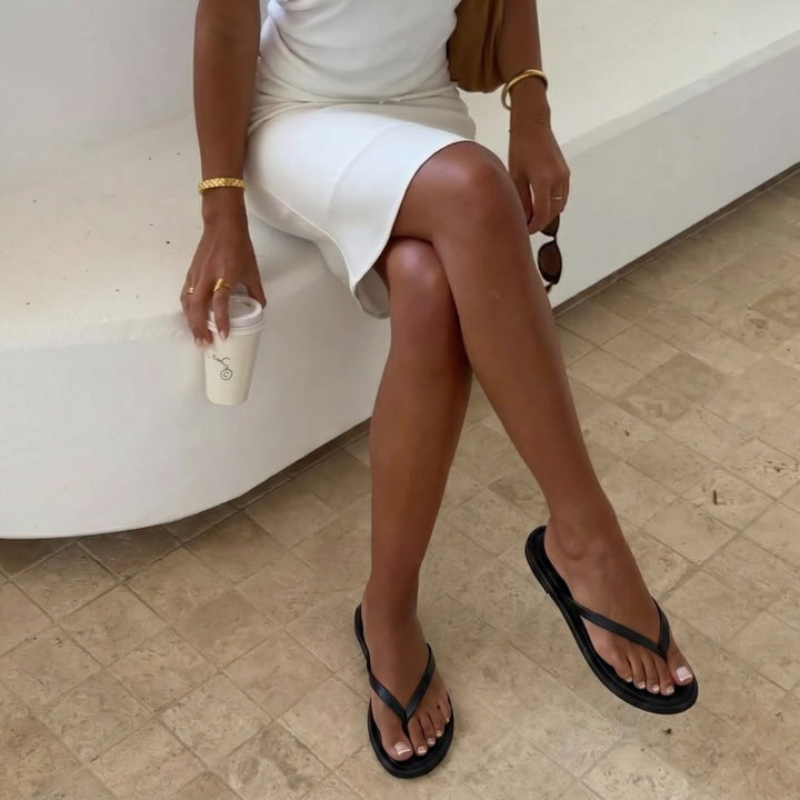 Estelle | Tongs noires minimalistes