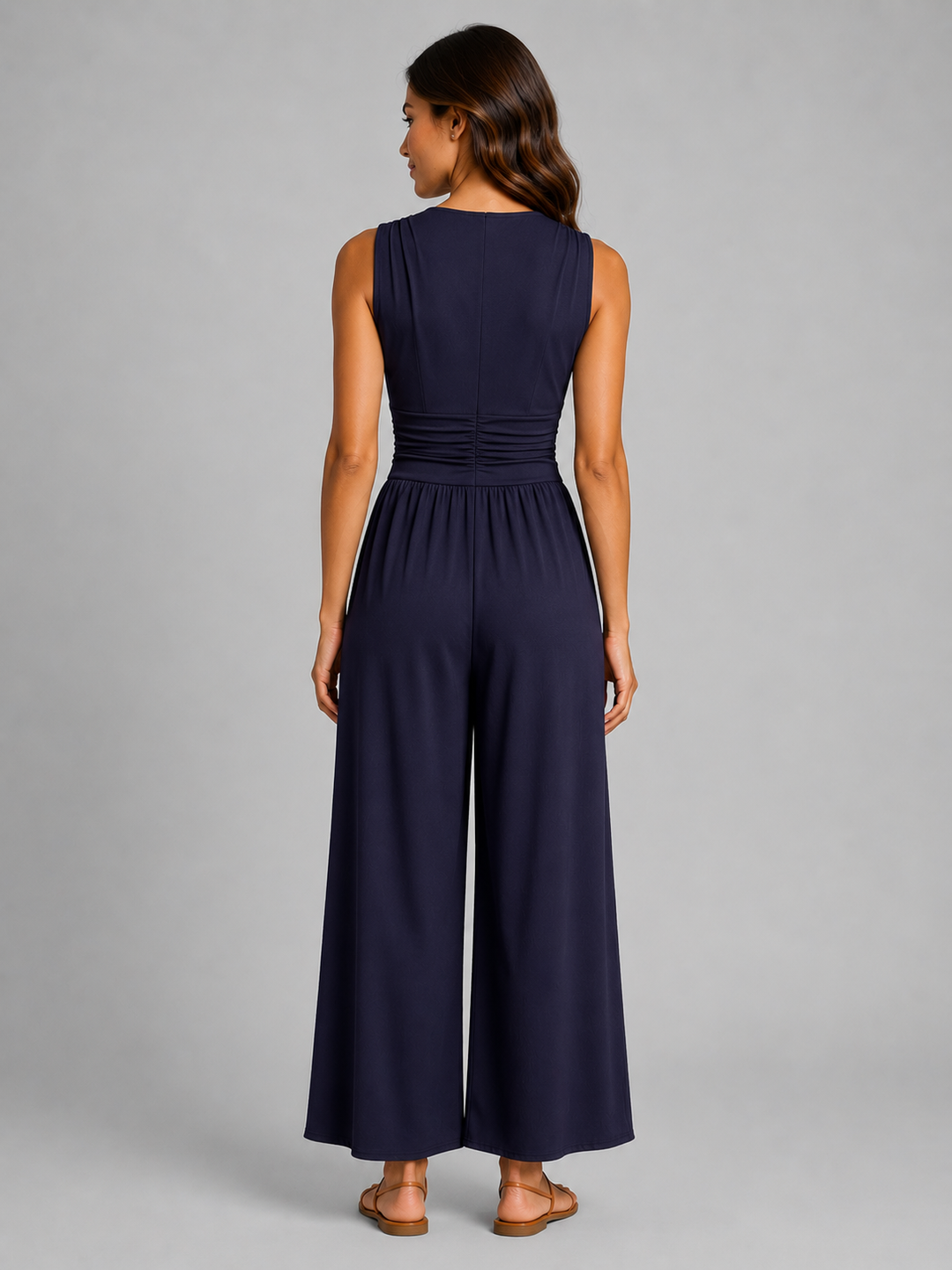 Femme portant une combinaison sans manches à col V et jambes larges, coloris bleu marine