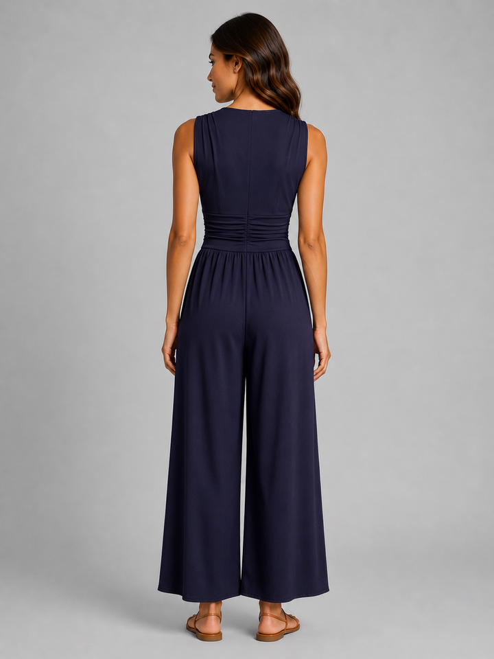Femme portant une combinaison sans manches à col V et jambes larges, coloris bleu marine