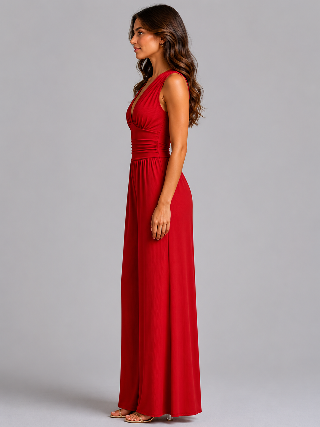 Femme portant une combinaison sans manches à col V et jambes larges, coloris rouge
