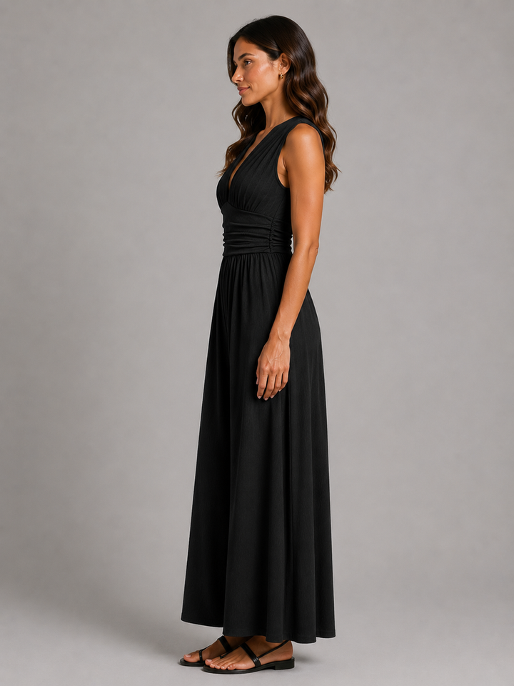 Femme portant une combinaison sans manches à col V et jambes larges, coloris noir
