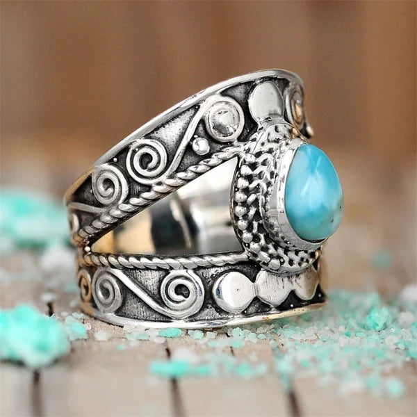 Oasis Goutte | Bague large argentée avec pierre turquoise en forme de goutte – Vue 02