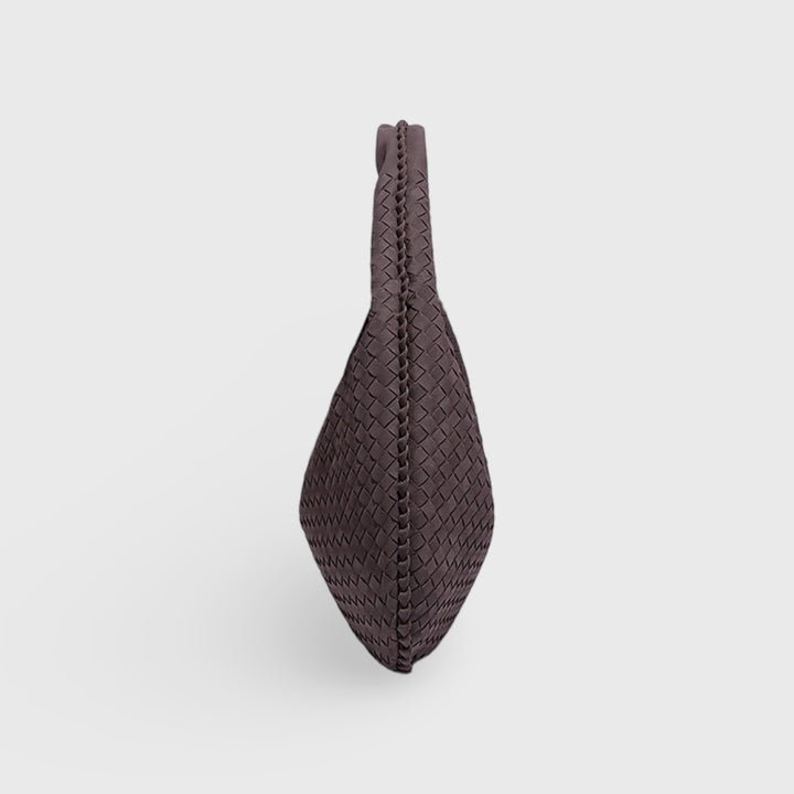 Sac en daim tressé XL brun foncé vu de trois quarts