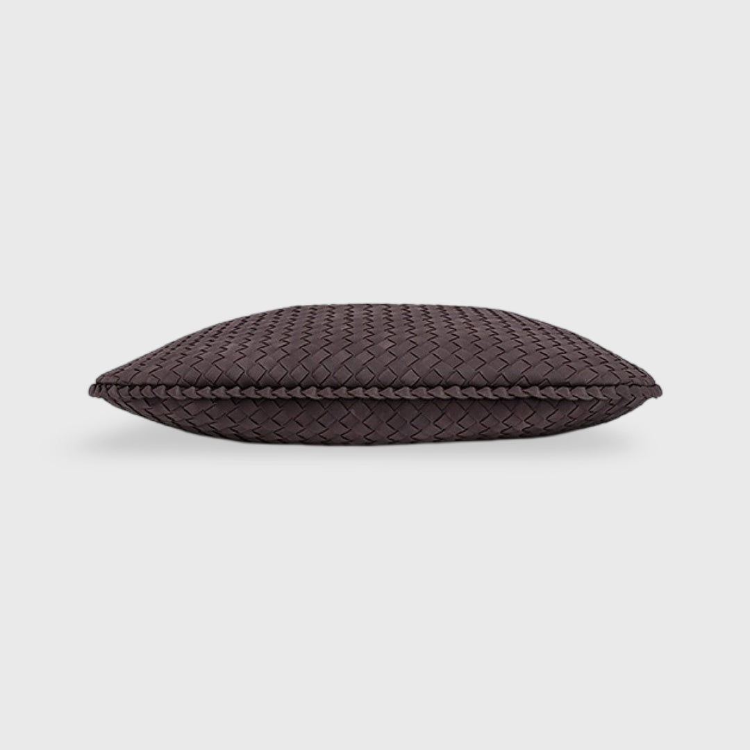 Sac en daim tressé XL brun foncé porté à l&