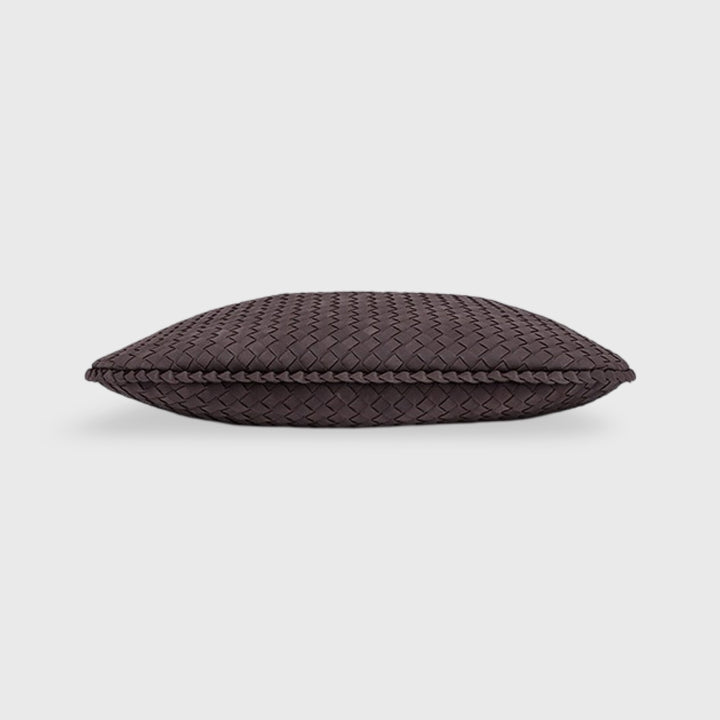 Sac en daim tressé XL brun foncé porté à l&
