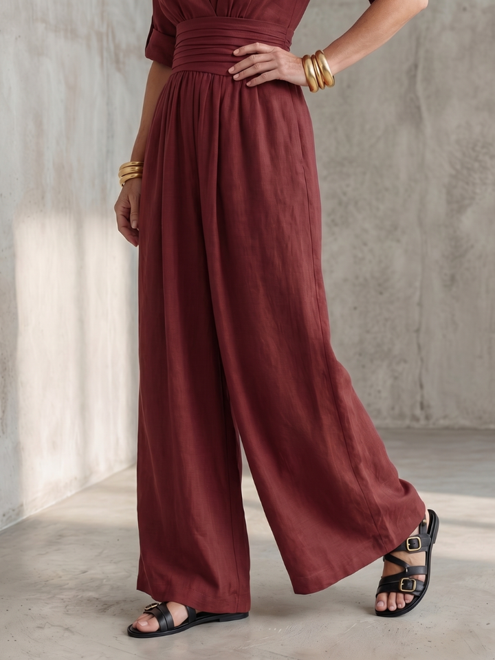 Femme portant une combinaison à haut croisé et jambes larges, coloris rouge