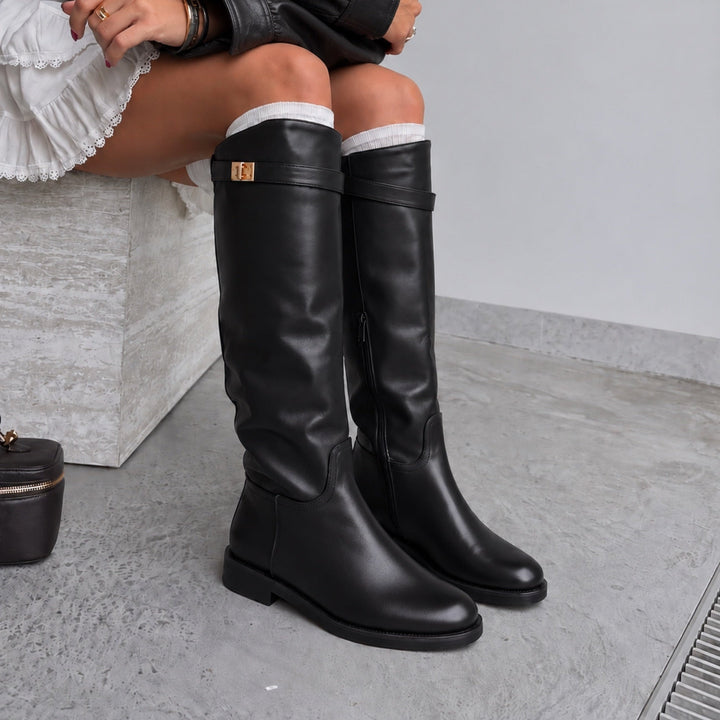 Prudence | Bottes noires à détail doré