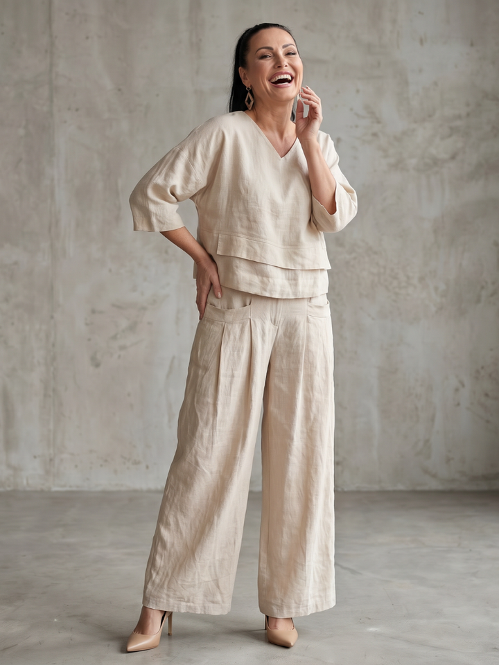 Femme portant un ensemble deux pièces avec haut superposé et pantalon à jambes larges, coloris beige