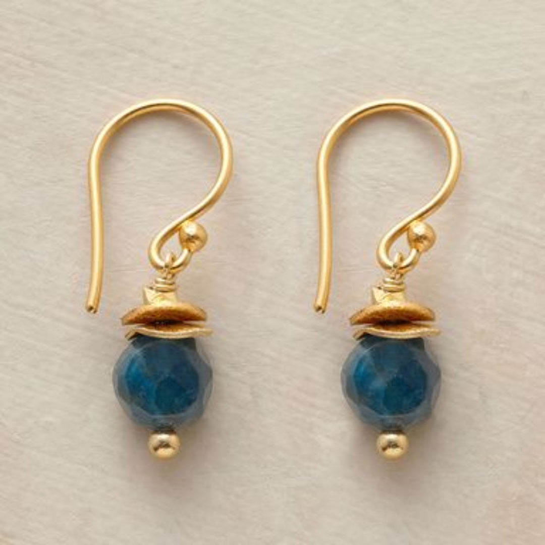 Perle Bleue | Boucles d'oreilles dorées avec pierre bleue facettée – Vue 01