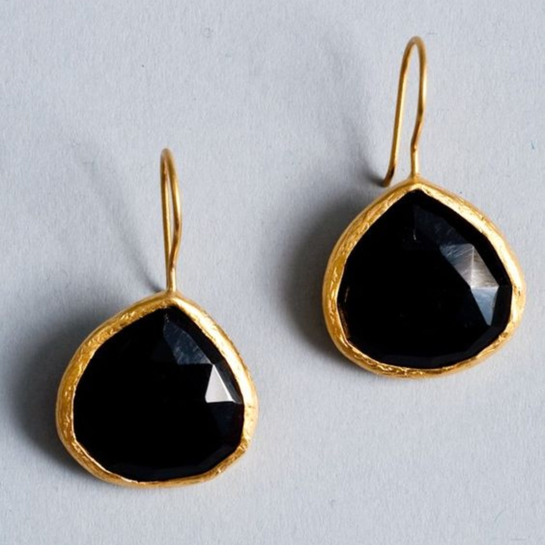 Goutte Noire | Boucles d'oreilles dorées avec pierres noires – Vue 01