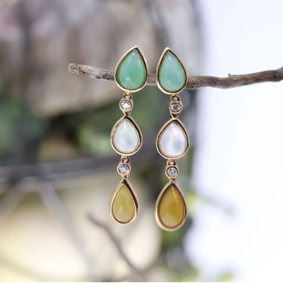 Cascade Colorée | Boucles d'oreilles dorées avec pierres vertes, blanches et jaunes – Vue 01