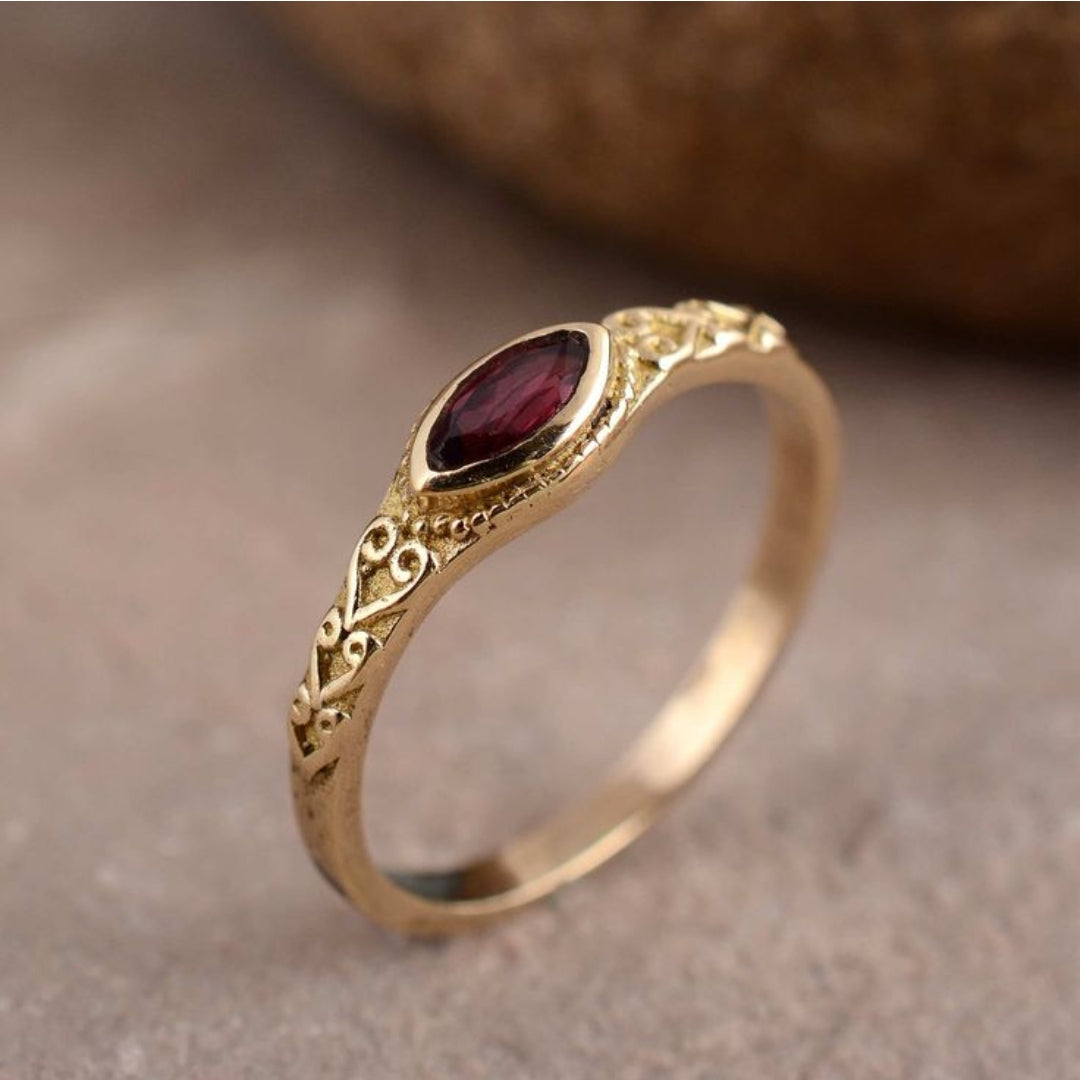 Lueur de Goutte | Bague fine dorée avec pierre rouge foncé – Vue 01