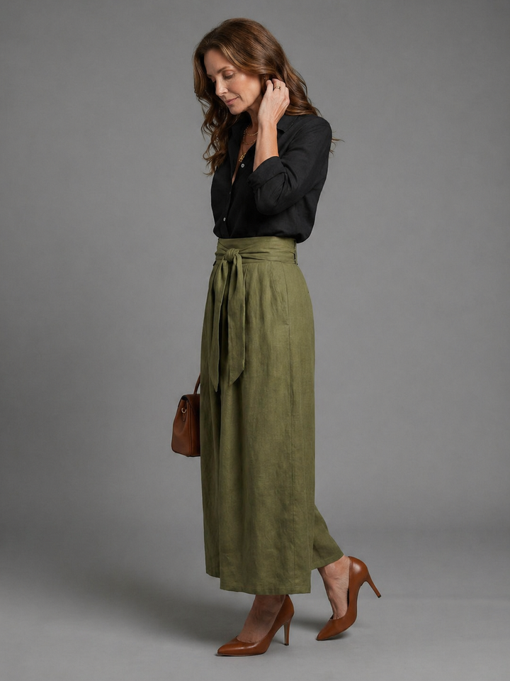 Femme portant un ensemble deux pièces avec chemisier boutonné et jupe midi