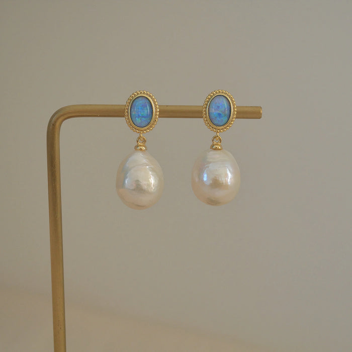 Serti Bleu | Boucles d'oreilles dorées avec pierre bleue et goutte blanche – Vue 01