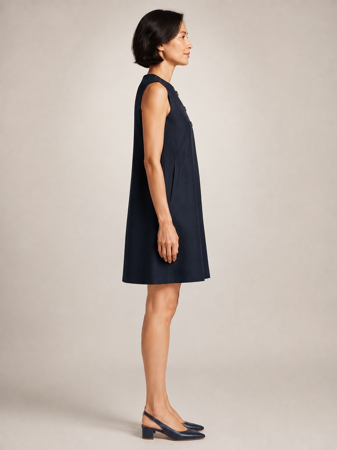 Inès | Robe courte sans manches à boutons asymétriques