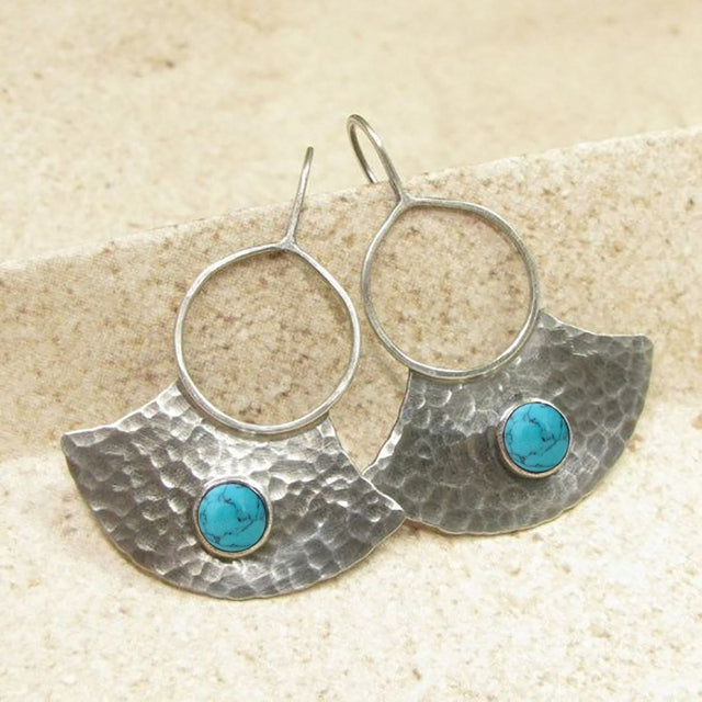 Éventail Martelé | Boucles d'oreilles avec éventail martelé et pierre ronde – Vue 01