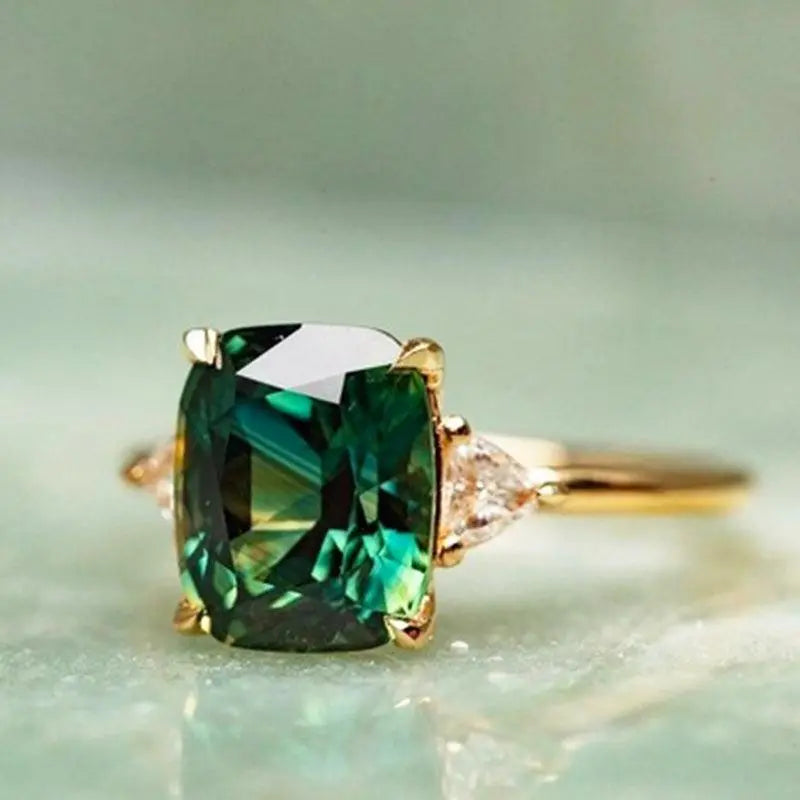 Couronne des Prés | Bague dorée avec grande pierre verte – Vue 02