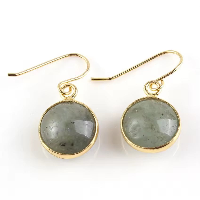 Rond de Pierre | Boucles d'oreilles dorées avec pierre vert-gris – Vue 01