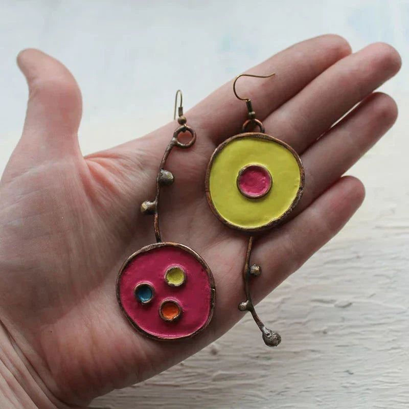 Cercle Coloré | Longues boucles d'oreilles asymétriques avec cercles colorés – Vue 01