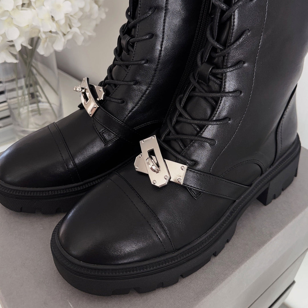 Sophie | Bottines à lacets noires et boucles argentées