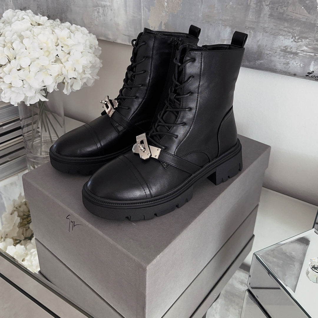 Sophie | Bottines à lacets noires et boucles argentées